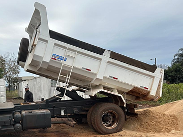 Camión volquete con capacidad de 8 m³