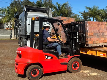 Montacargas con capacidad de hasta 2.500 kg.